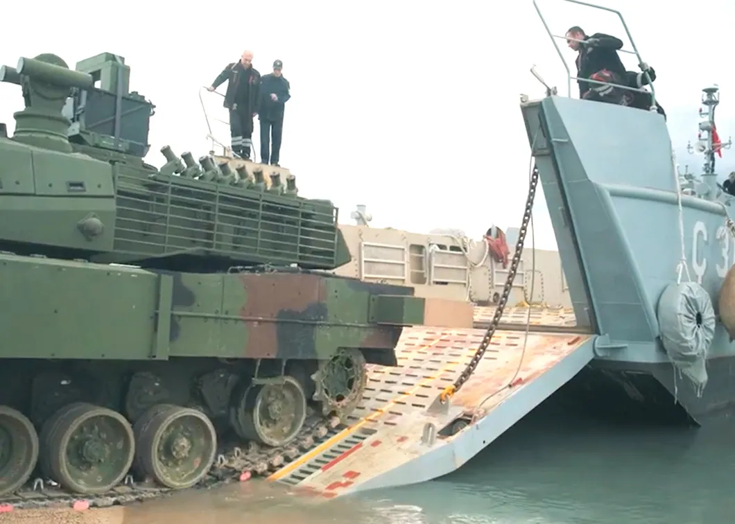 Main battle tank driving off the fore ramp of an LCM